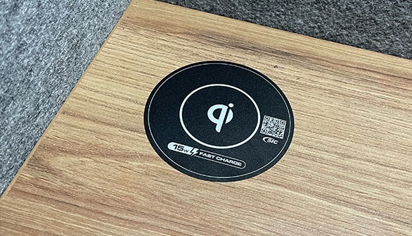 ワイヤレス充電も! 高性能な標準装備