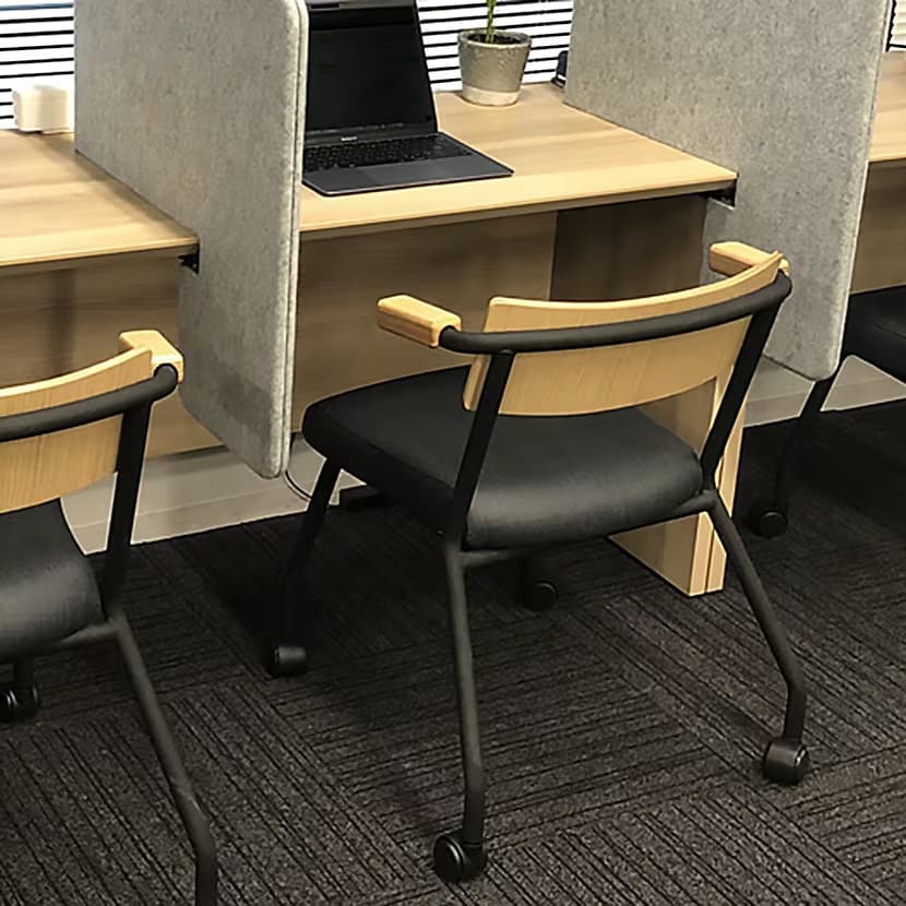 ダイニングワークチェアを小作業スペースで使用しているイメージ