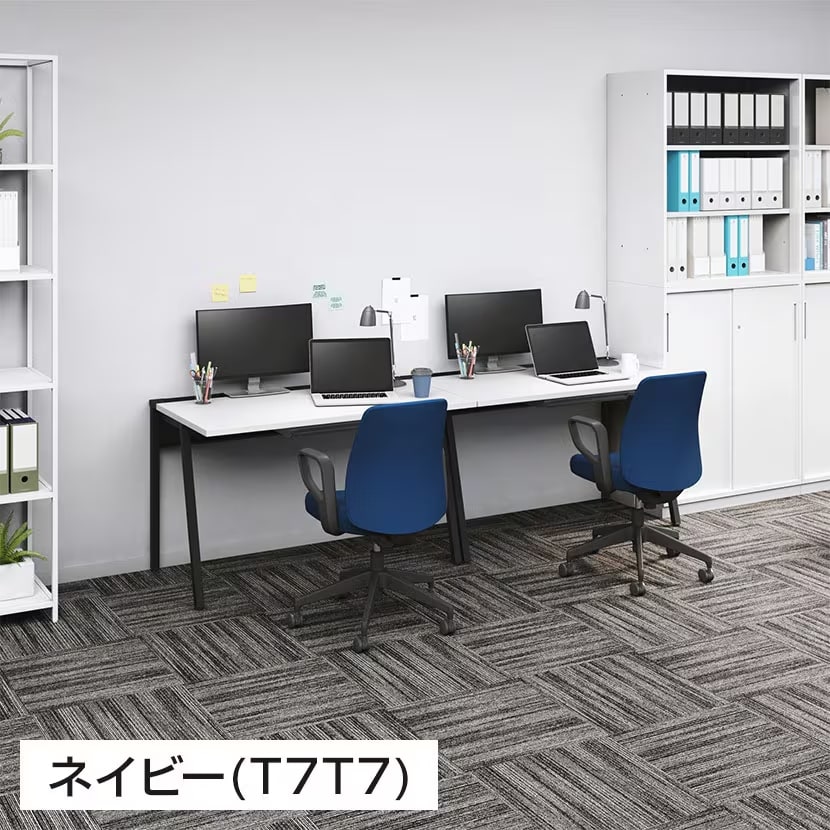 ブラック/ネイビーカラーのオプティをオフィスで利用している様子