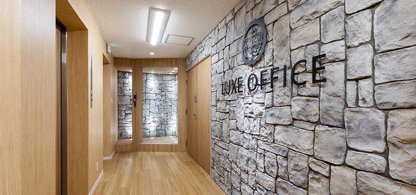 【株式会社建昇】重厚感のあるエントランスが魅力