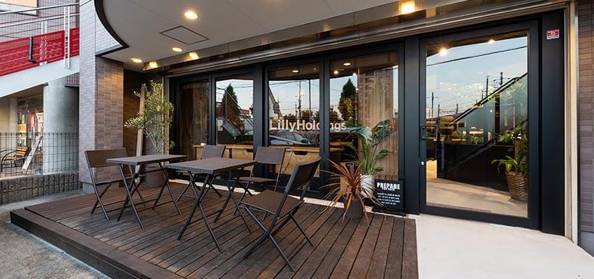 【株式会社LillyHoldings】カフェを思わせるエントランスが魅力