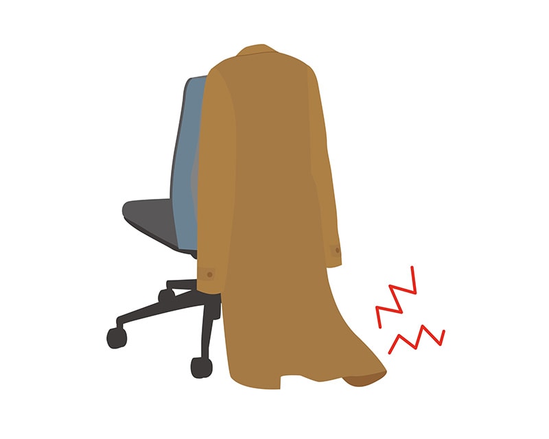 ハンガーのサイズが合わず、コートが床についてしまっているイラスト