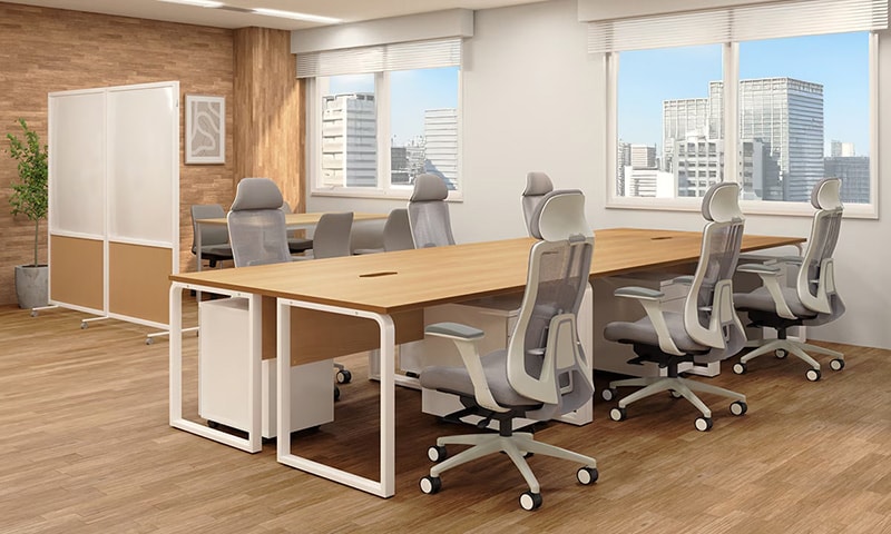 ナチュラルウッドの温もりが広がるおしゃれで機能的なワークスペース