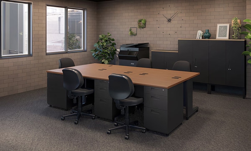 ダーク基調で落ち着いた雰囲気のワークスペース