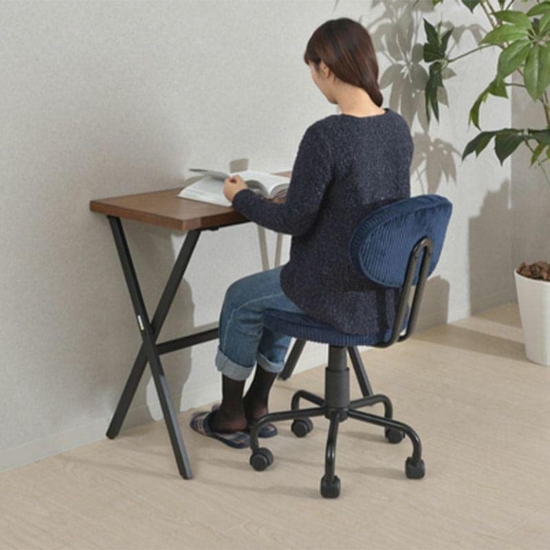 折りたたみして収納もできるパソコンデスク