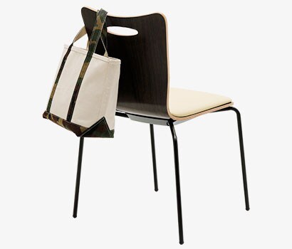 背に荷物が掛けられる