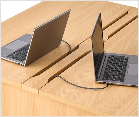 フタ付き配線ボックスで机上すっきり