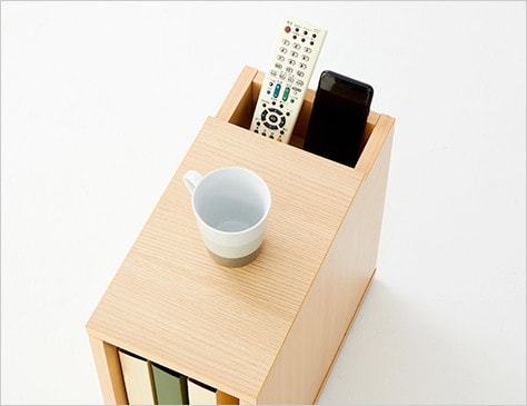 リモコンやスマホを入れられる