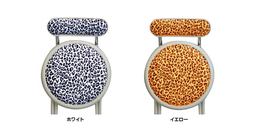 シートに大胆なヒョウ柄をあしらったキャプテンチェア。