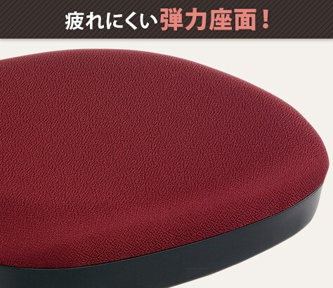 厚い座面がデスクワークをサポート