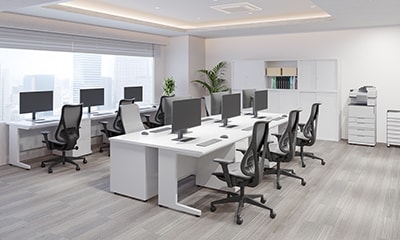 【約15坪・9人用】予算約70万円で快適さと美しさを両立。白を基調とした洗練オフィス