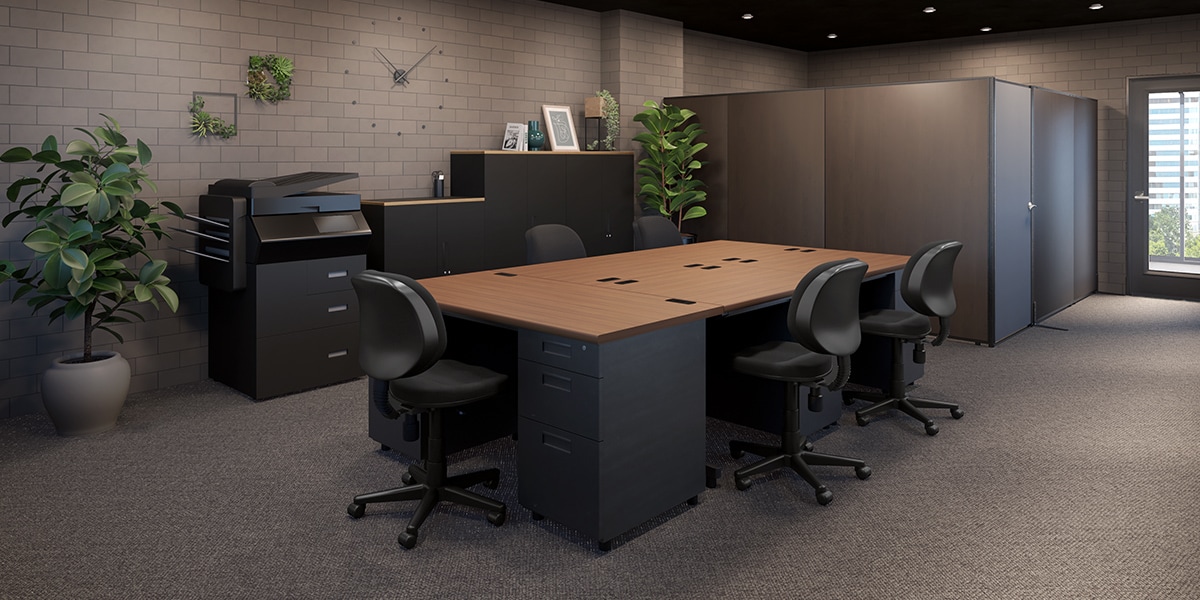 【約10坪・5人用】落ち着きがある、ダークトーンの小規模おしゃれオフィス