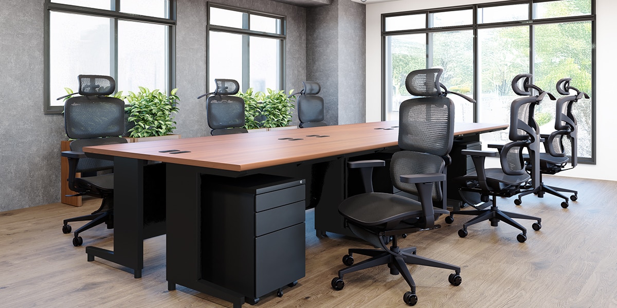 【約30坪・6人用】黒×木目でモダンにデザイン。のびのび働くゆとり設計の小規模オフィス