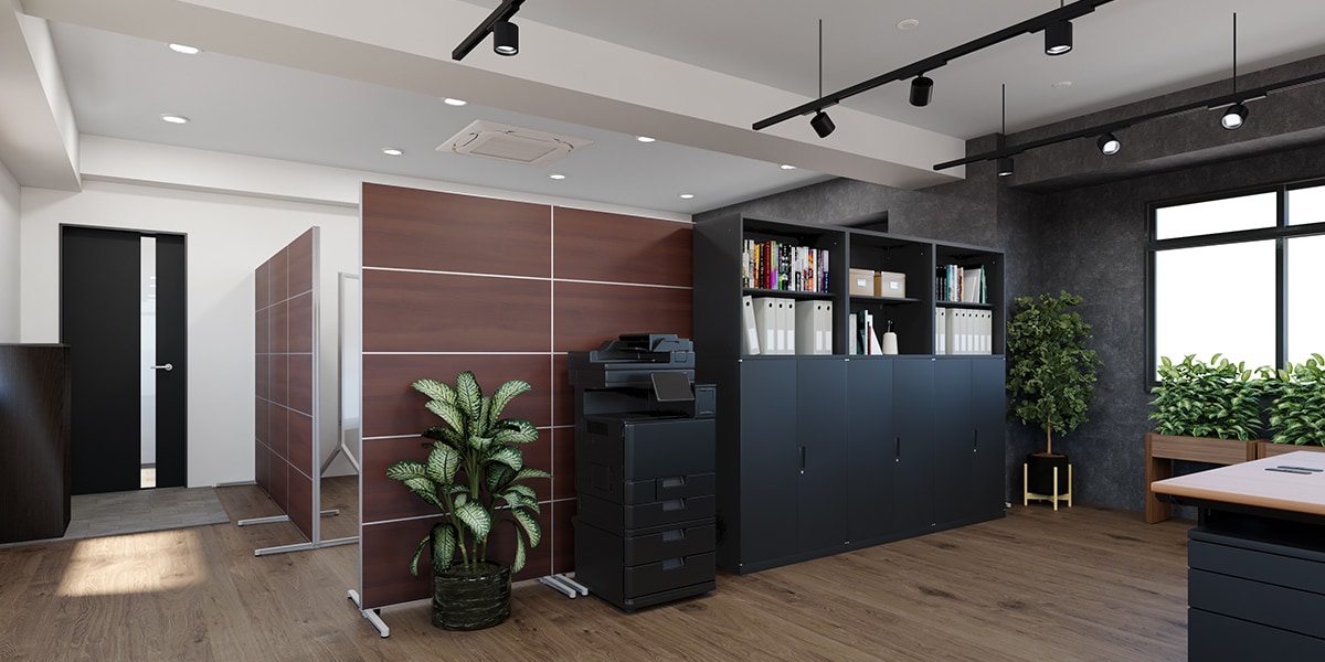 【約30坪・6人用】黒×木目でモダンにデザイン。のびのび働くゆとり設計の小規模オフィス