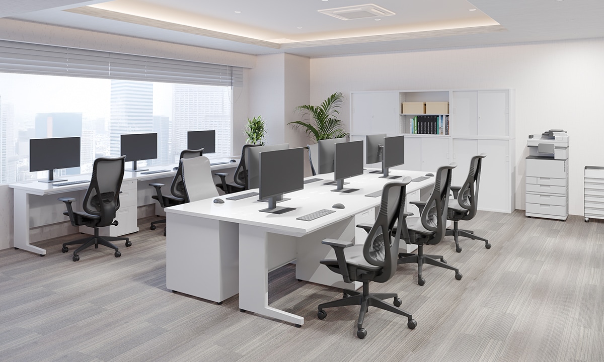 【約15坪・9人用】予算約70万円で快適さと美しさを両立。白を基調とした洗練オフィス