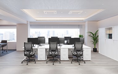 【約15坪・9人用】予算約70万円で快適さと美しさを両立。白を基調とした洗練オフィス