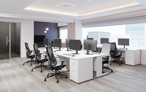 【約15坪・9人用】予算約70万円で快適さと美しさを両立。白を基調とした洗練オフィス
